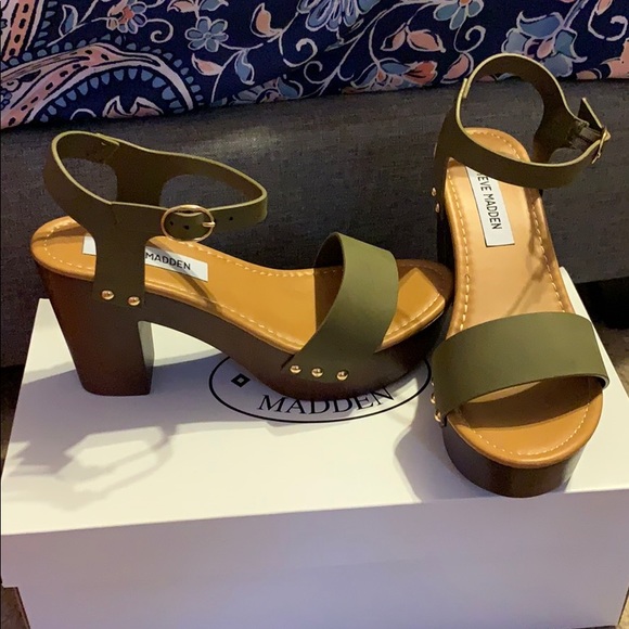 Steve Madden Sandals NWT** NEVER WORN *** - Picture 2 of 4
